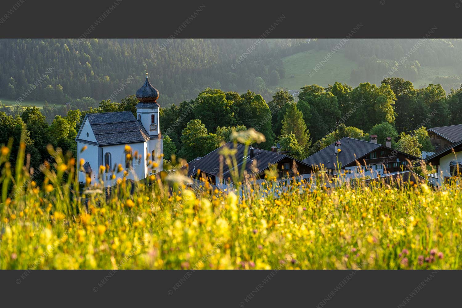 Blumenwiese mit Kirche St. Anna in Wamberg - Blumenwiese Wamberg 2:1 -- Kirche und Blumen - mehr Infos bei www.Kriner-Weiermann.de