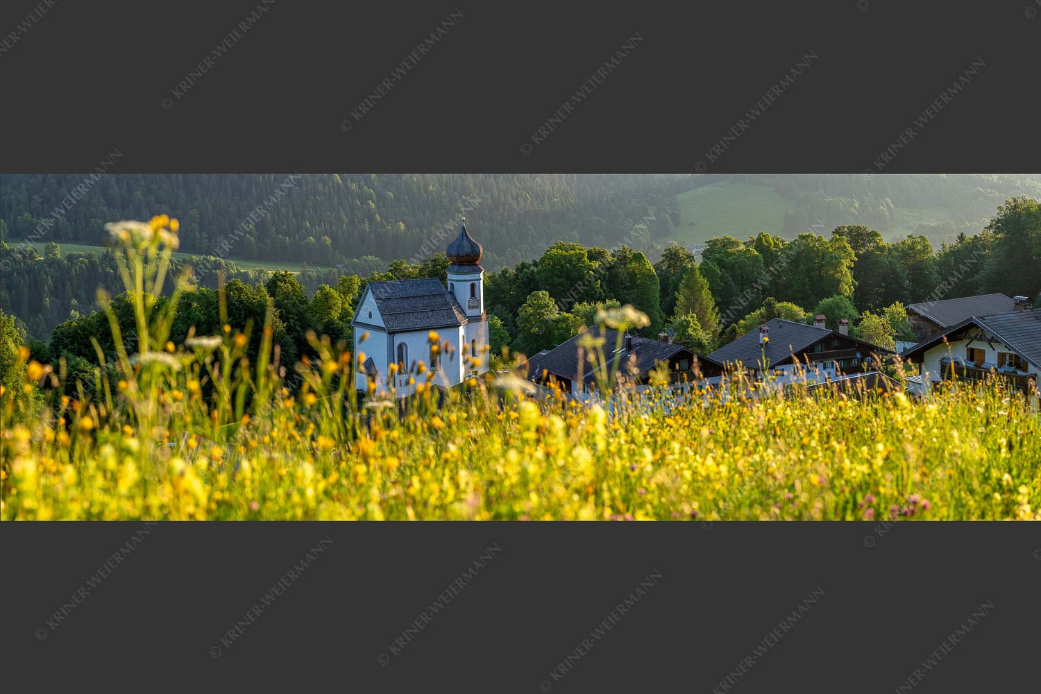 Blumenwiese mit Kirche St. Anna in Wamberg - Blumenwiese Wamberg 3:1 -- Kirche und Blumen - mehr Infos bei www.Kriner-Weiermann.de