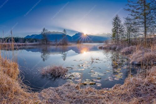 In traumhafter Stille präsentiert sich diese Morgenstimmung am Barmsee bei Krün - Brilliant 3:2  -- Barmsee mit Karwendel - mehr Infos bei www.Kriner-Weiermann.de