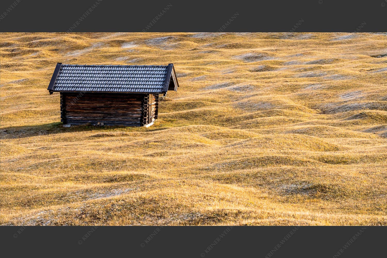 Buckelwiesen mit Reif - Buckelwiesen im Herbst II 2:1  -- Stadel bei Krün - mehr Infos bei www.Kriner-Weiermann.de