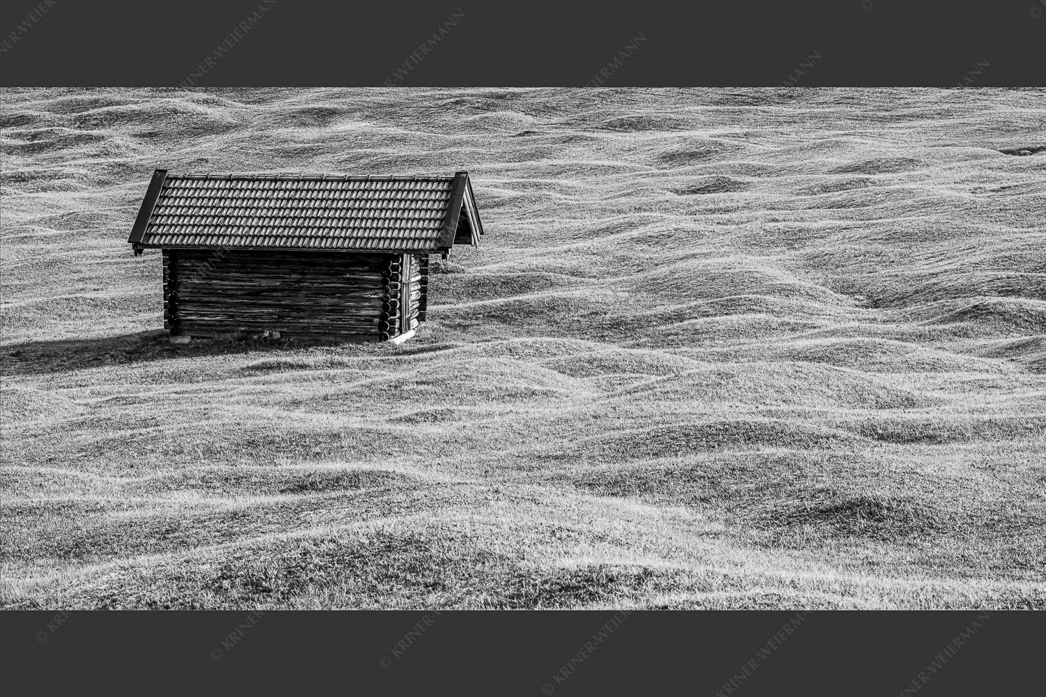 Buckelwiesen mit Reif - Buckelwiesen im Herbst II 2:1 sw -- Stadel bei Krün - mehr Infos bei www.Kriner-Weiermann.de