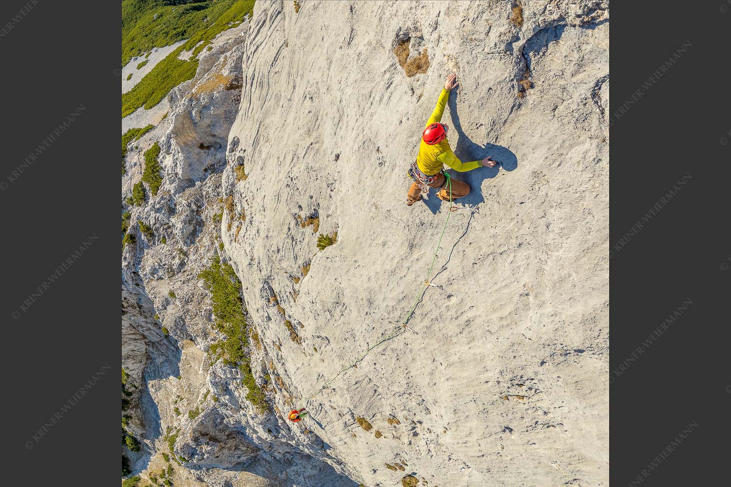 Michael Pogrzeba an der Schlüsselstelle in der Route -die Kür- an der Gerber Südwand im Karwendel - Crux an der Kür 1:1  -- Klettern Gerber Südwand Karwendel - mehr Infos bei www.Kriner-Weiermann.de