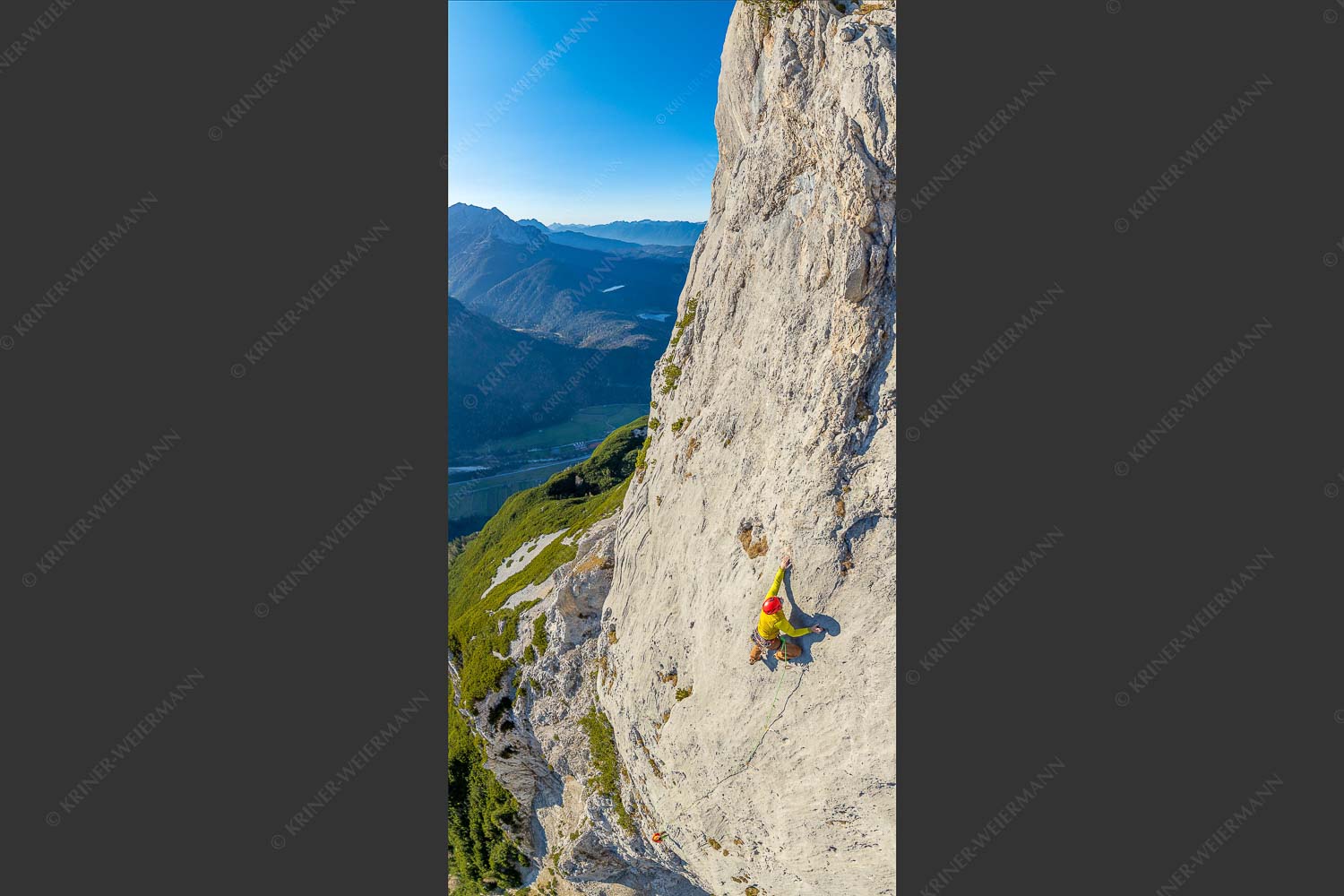 Michael Pogrzeba an der Schlüsselstelle in der Route -die Kür- an der Gerber Südwand im Karwendel - Crux an der Kür 1:2  -- Klettern Gerber Südwand Karwendel - mehr Infos bei www.Kriner-Weiermann.de