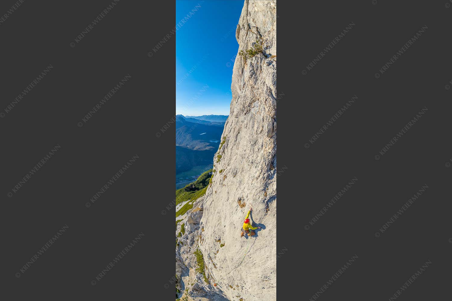 Michael Pogrzeba an der Schlüsselstelle in der Route -die Kür- an der Gerber Südwand im Karwendel - Crux an der Kür 1:3  -- Klettern Gerber Südwand Karwendel - mehr Infos bei www.Kriner-Weiermann.de