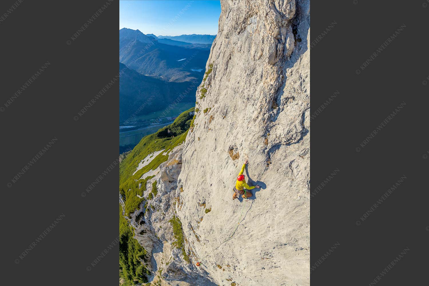 Michael Pogrzeba an der Schlüsselstelle in der Route -die Kür- an der Gerber Südwand im Karwendel - Crux an der Kür 2:3  -- Klettern Gerber Südwand Karwendel - mehr Infos bei www.Kriner-Weiermann.de