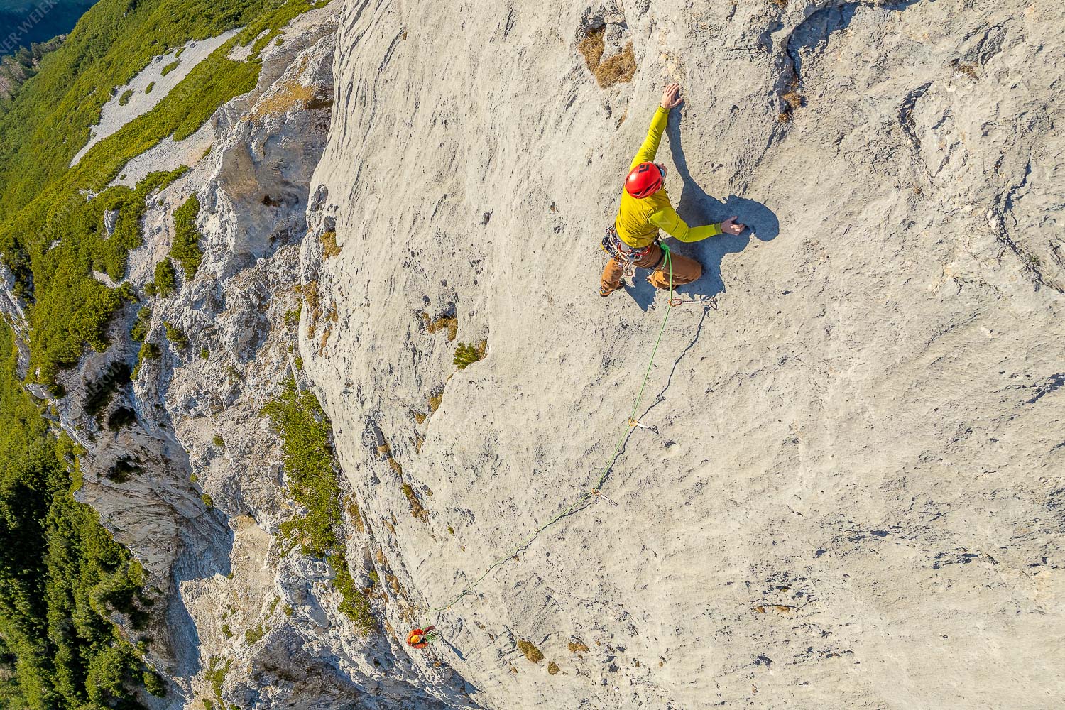 Michael Pogrzeba an der Schlüsselstelle in der Route -die Kür- an der Gerber Südwand im Karwendel - Crux an der Kür 3:2  -- Klettern Gerber Südwand Karwendel - mehr Infos bei www.Kriner-Weiermann.de