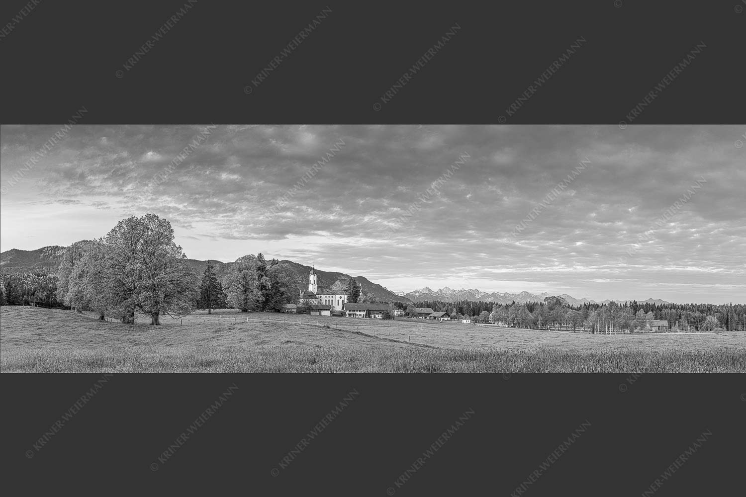 Morgenstimmung im Pfaffenwinkel - d Wies II 3:1 sw -- Wieskirche bei Wildsteig - mehr Infos bei www.Kriner-Weiermann.de