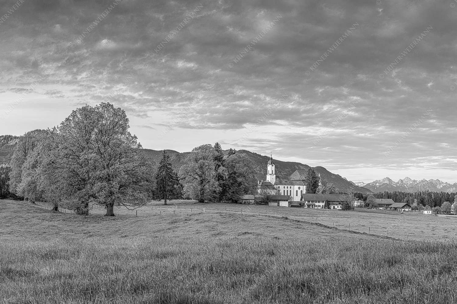 Morgenstimmung im Pfaffenwinkel - d Wies II 3:2 sw -- Wieskirche bei Wildsteig - mehr Infos bei www.Kriner-Weiermann.de