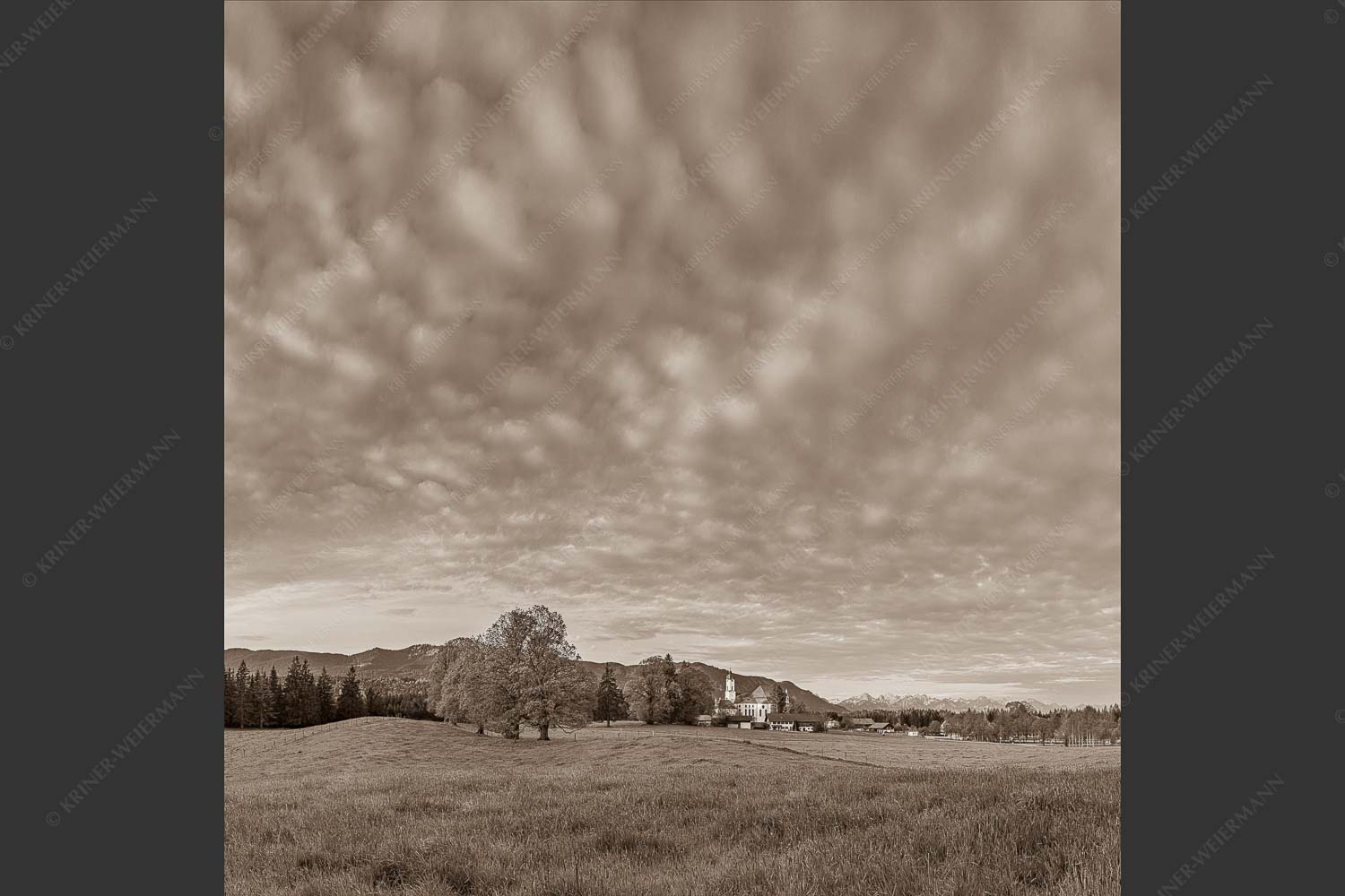 Morgenstimmung im Pfaffenwinkel - d Wies 1:1 sepia -- Wieskirche bei Wildsteig - mehr Infos bei www.Kriner-Weiermann.de