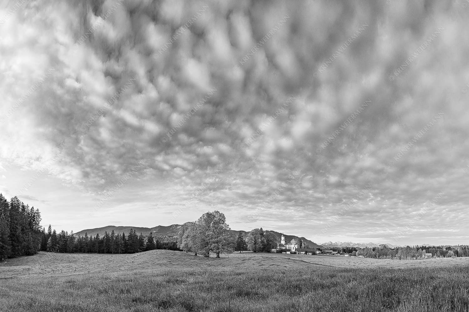 Morgenstimmung im Pfaffenwinkel - d Wies 3:2 sw -- Wieskirche bei Wildsteig - mehr Infos bei www.Kriner-Weiermann.de