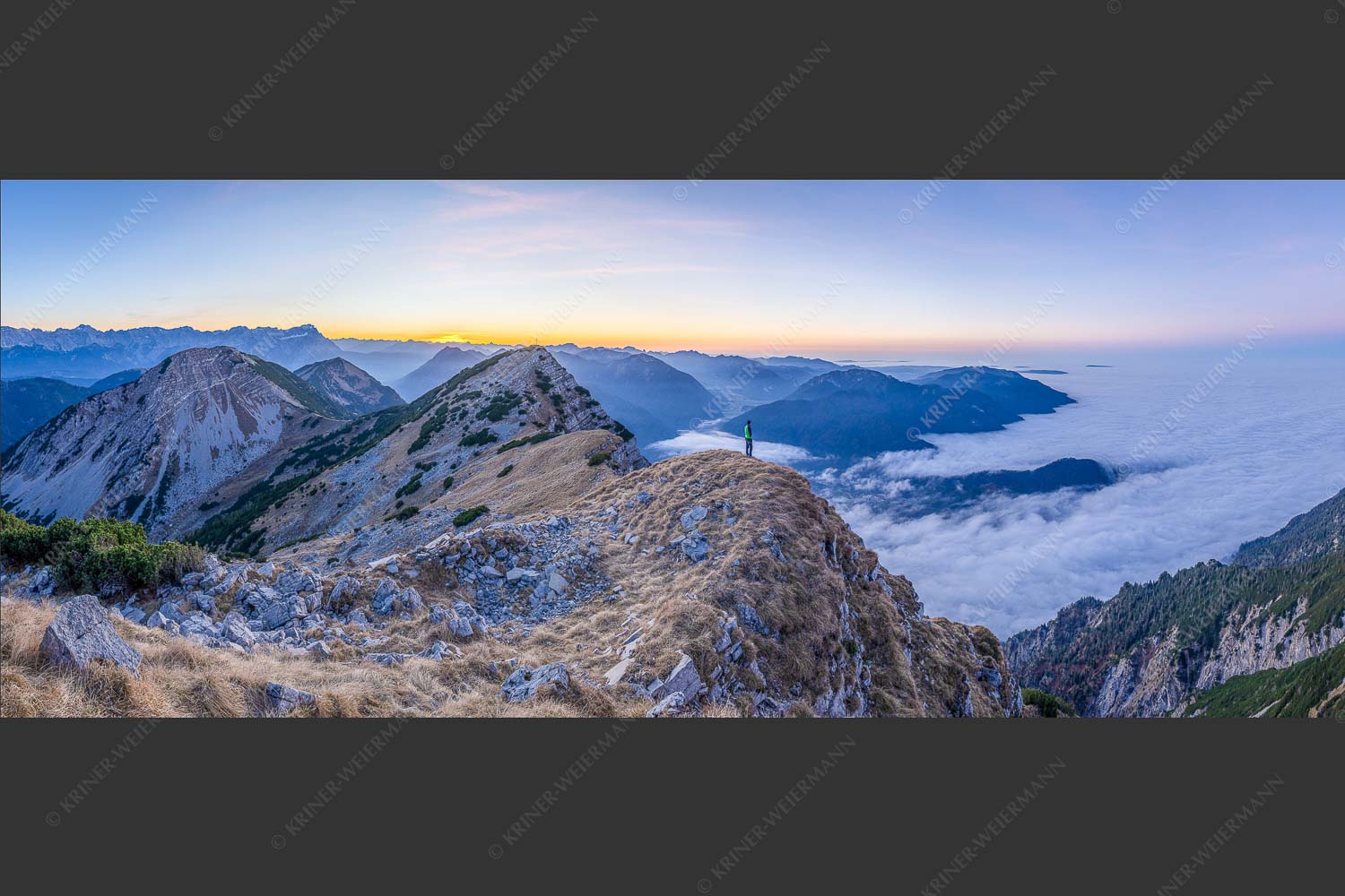 Abendstimmung im Estergebirge mit Blick auf Zugspitzmassiv und Ammergebirge - Darunter verborgen 2,5:1  -- Zugspitzland im Nebelmeer - mehr Infos bei www.Kriner-Weiermann.de
