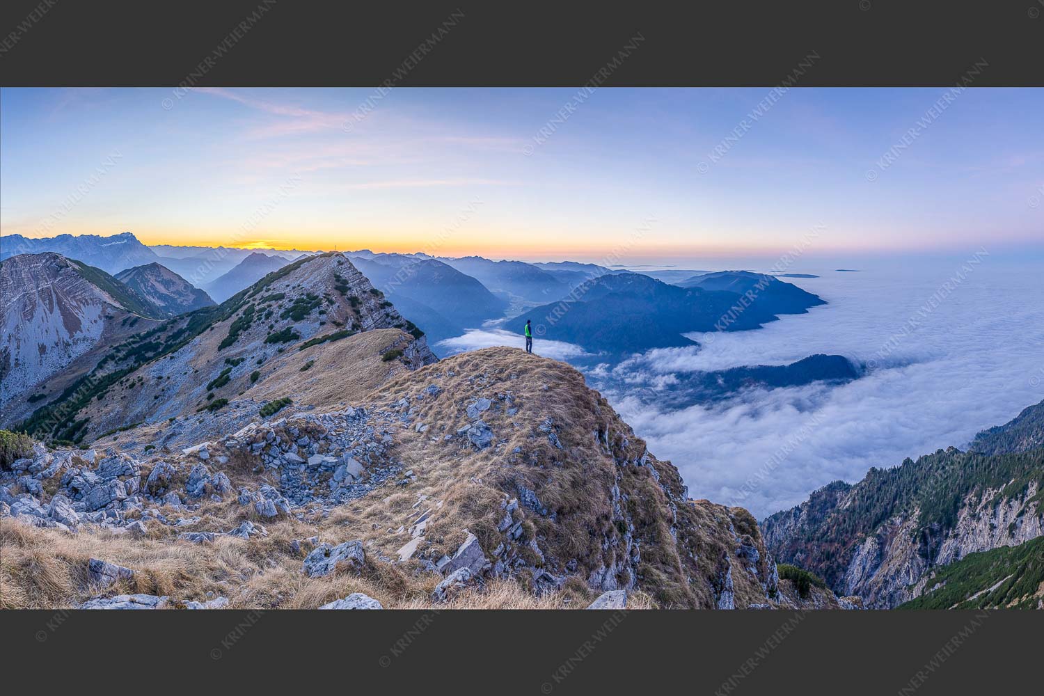 Abendstimmung im Estergebirge mit Blick auf Zugspitzmassiv und Ammergebirge - Darunter verborgen 2:1  -- Zugspitzland im Nebelmeer - mehr Infos bei www.Kriner-Weiermann.de