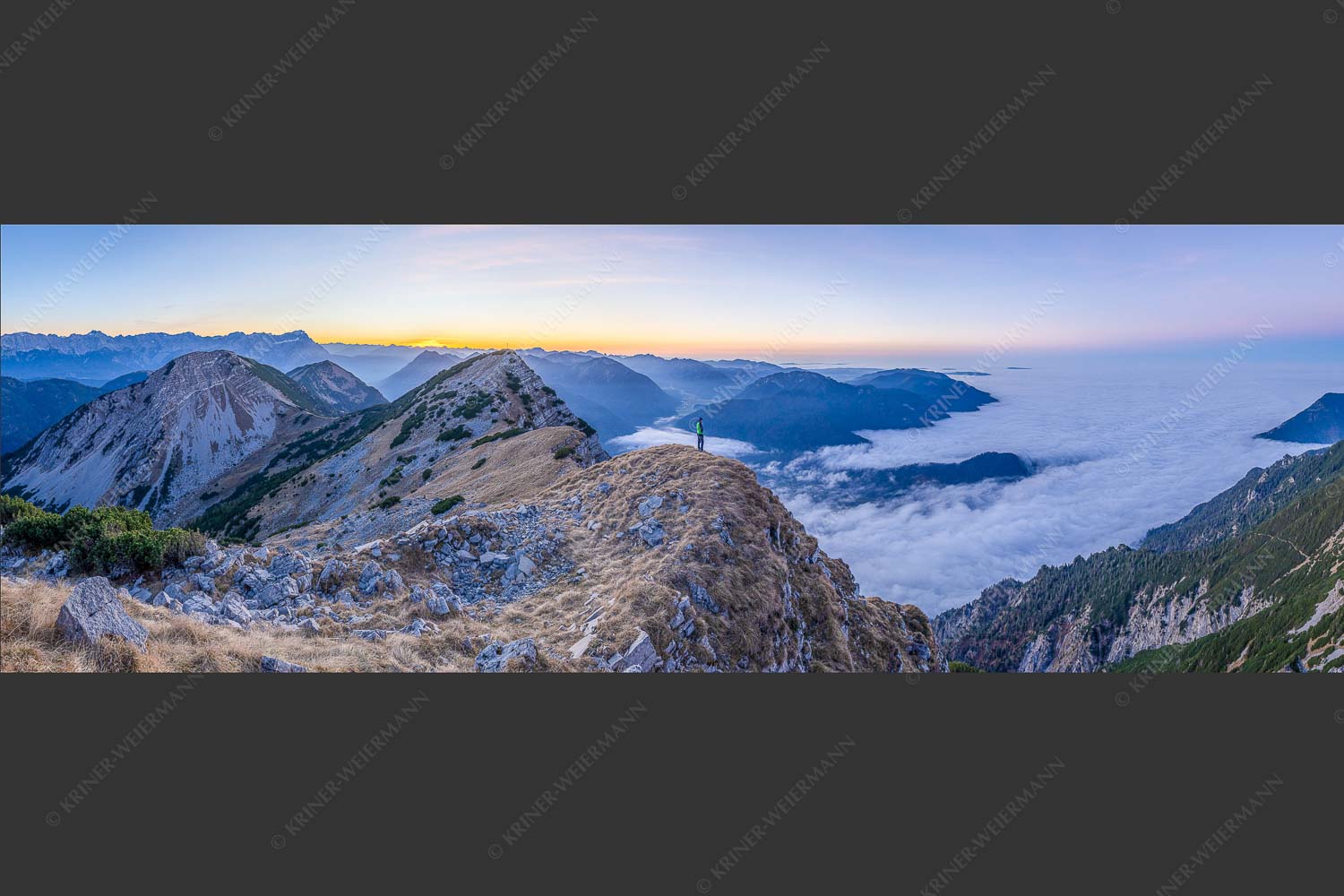 Abendstimmung im Estergebirge mit Blick auf Zugspitzmassiv und Ammergebirge - Darunter verborgen 3:1  -- Zugspitzland im Nebelmeer - mehr Infos bei www.Kriner-Weiermann.de