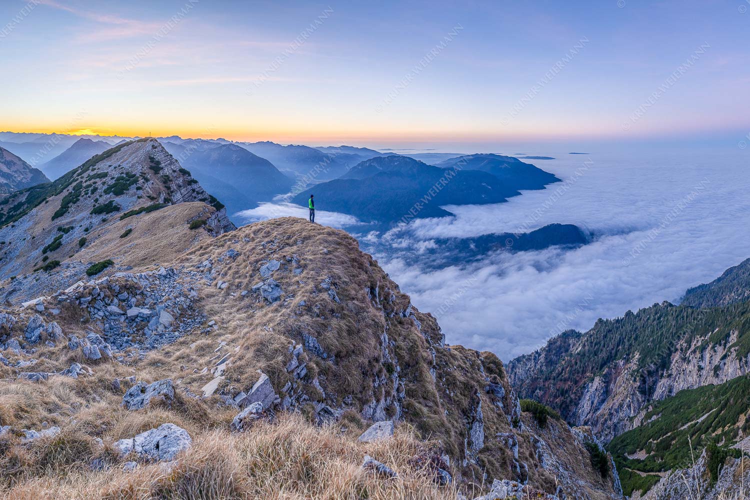 Abendstimmung im Estergebirge mit Blick auf Zugspitzmassiv und Ammergebirge - Darunter verborgen 3:2  -- Zugspitzland im Nebelmeer - mehr Infos bei www.Kriner-Weiermann.de
