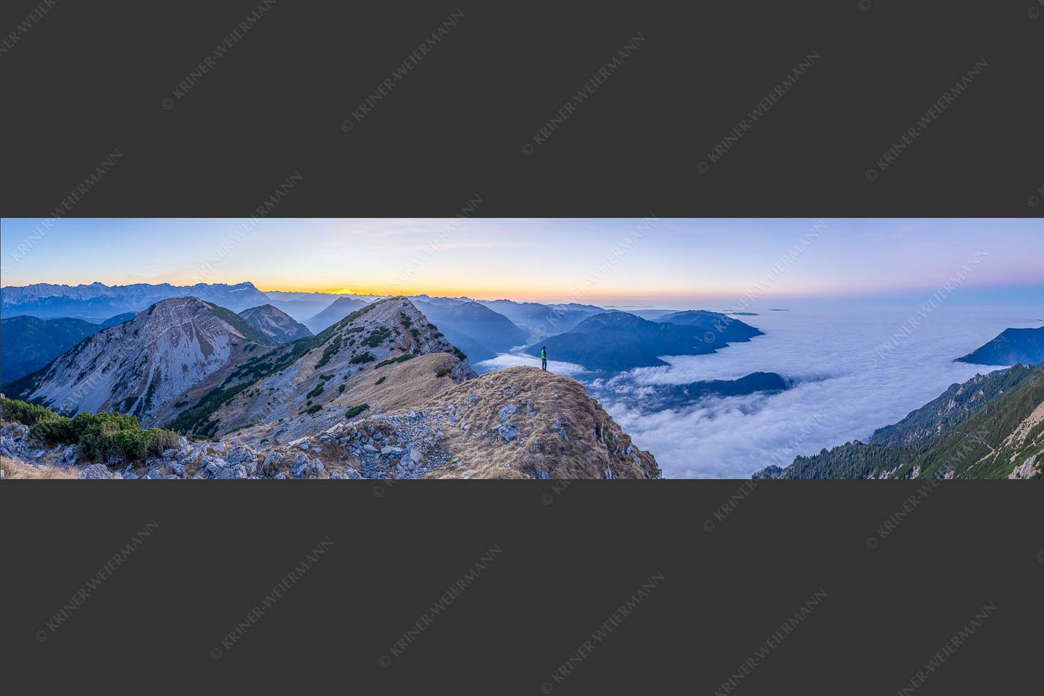 Abendstimmung im Estergebirge mit Blick auf Zugspitzmassiv und Ammergebirge - Darunter verborgen 4:1  -- Zugspitzland im Nebelmeer - mehr Infos bei www.Kriner-Weiermann.de