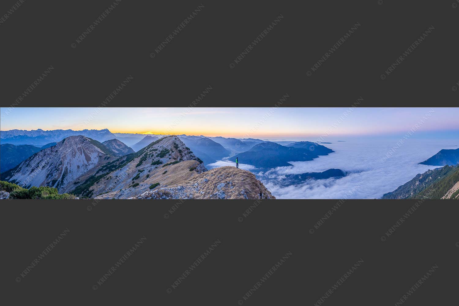 Abendstimmung im Estergebirge mit Blick auf Zugspitzmassiv und Ammergebirge - Darunter verborgen 5:1  -- Zugspitzland im Nebelmeer - mehr Infos bei www.Kriner-Weiermann.de