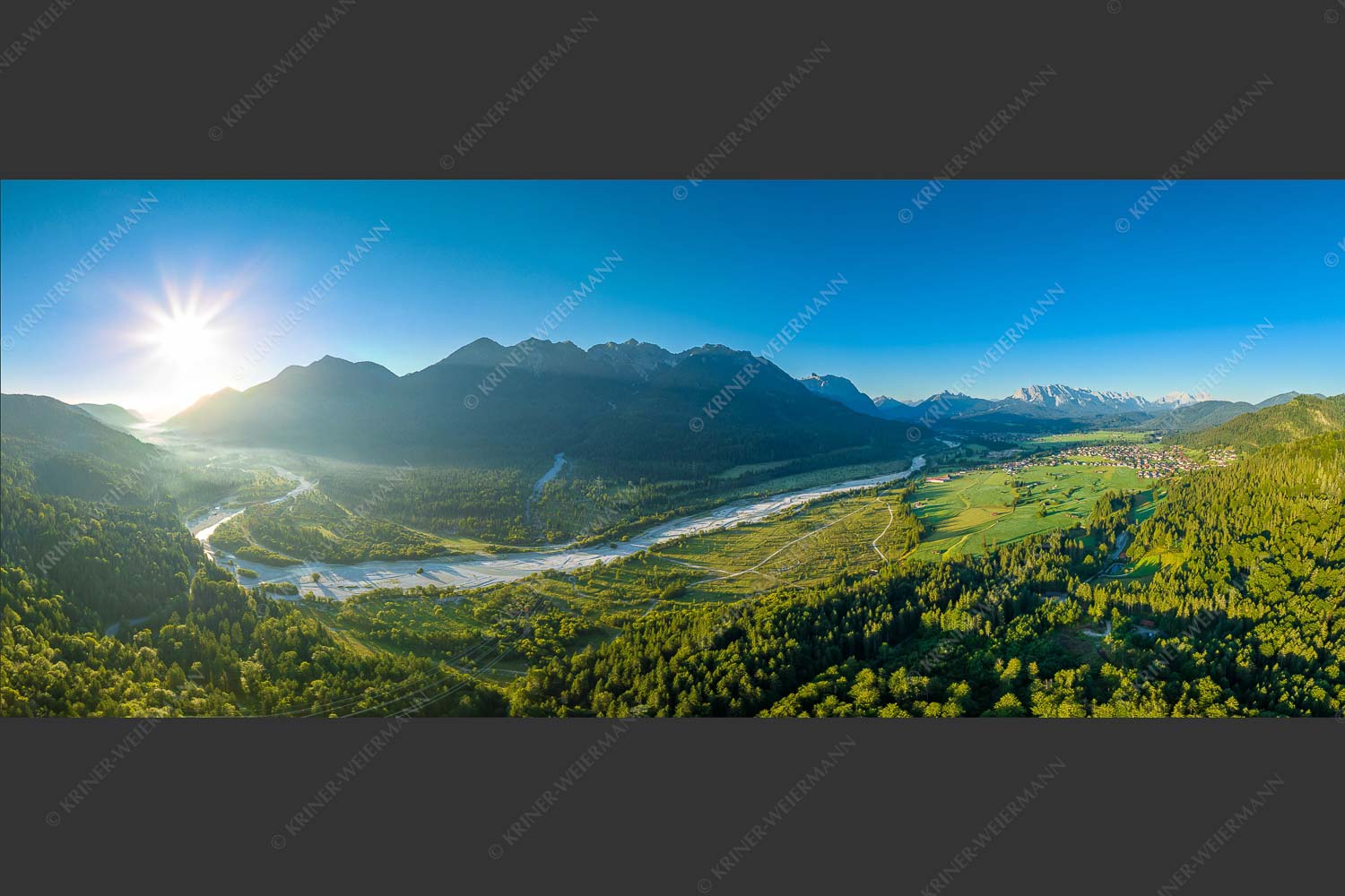 Blick über die Isar, Wallgau und Krün zum Karwendel- Wetterstein- und Estergebirge - Das Obere Isartal III 2,5:1  -- Isar Sonnenaufgang Vorderriß Wallgau - mehr Infos bei www.Kriner-Weiermann.de