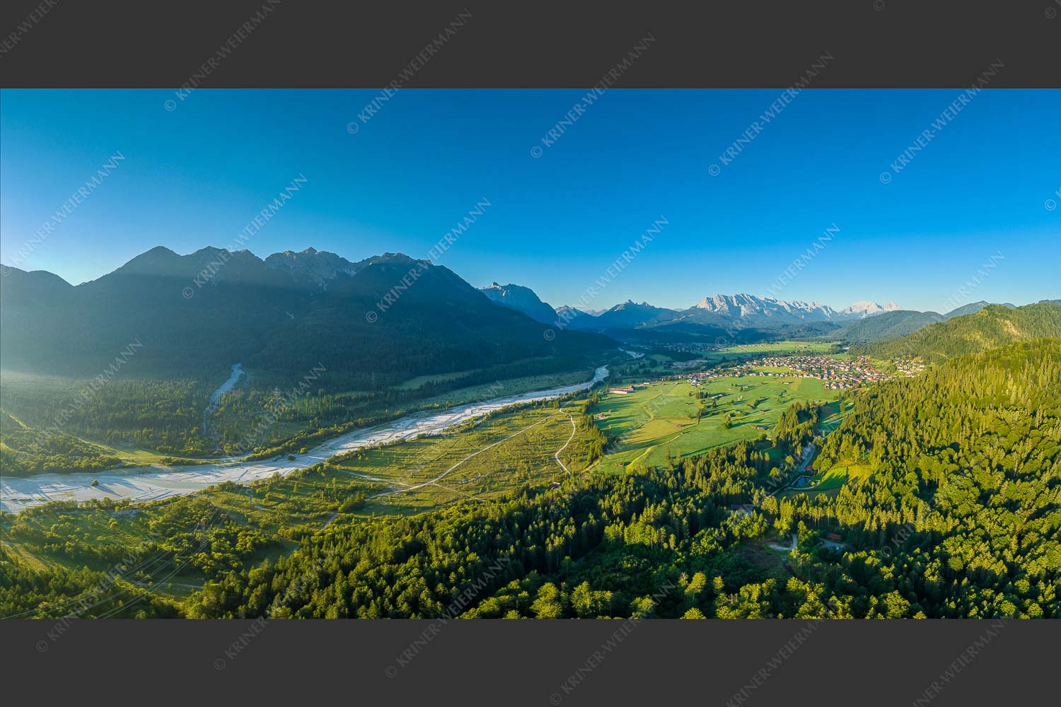 Blick über die Isar, Wallgau und Krün zum Karwendel- Wetterstein- und Estergebirge - Das Obere Isartal III 2:1  -- Isar Sonnenaufgang Vorderriß Wallgau - mehr Infos bei www.Kriner-Weiermann.de