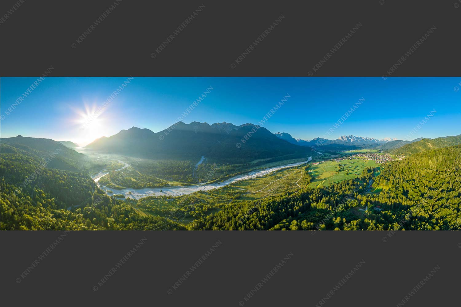 Blick über die Isar, Wallgau und Krün zum Karwendel- Wetterstein- und Estergebirge - Das Obere Isartal III 3:1  -- Isar Sonnenaufgang Vorderriß Wallgau - mehr Infos bei www.Kriner-Weiermann.de