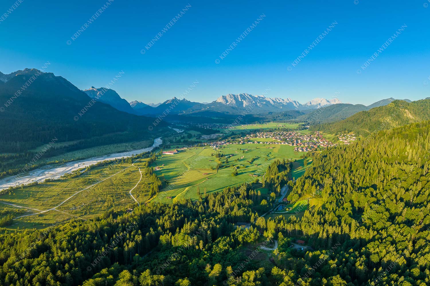 Blick über die Isar, Wallgau und Krün zum Karwendel- Wetterstein- und Estergebirge - Das Obere Isartal III 3:2  -- Isar Sonnenaufgang Vorderriß Wallgau - mehr Infos bei www.Kriner-Weiermann.de