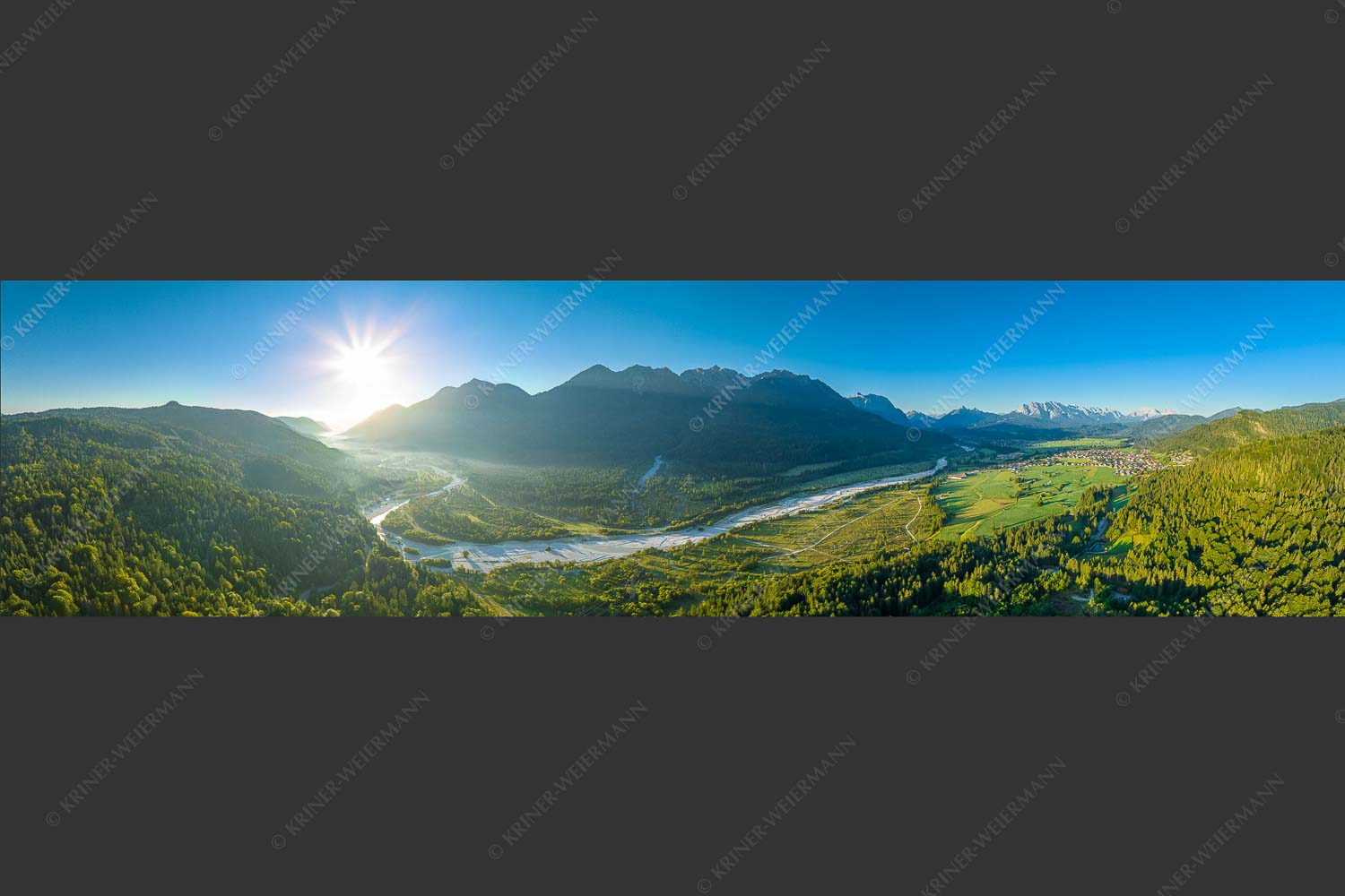 Blick über die Isar, Wallgau und Krün zum Karwendel- Wetterstein- und Estergebirge - Das Obere Isartal III 4:1  -- Isar Sonnenaufgang Vorderriß Wallgau - mehr Infos bei www.Kriner-Weiermann.de