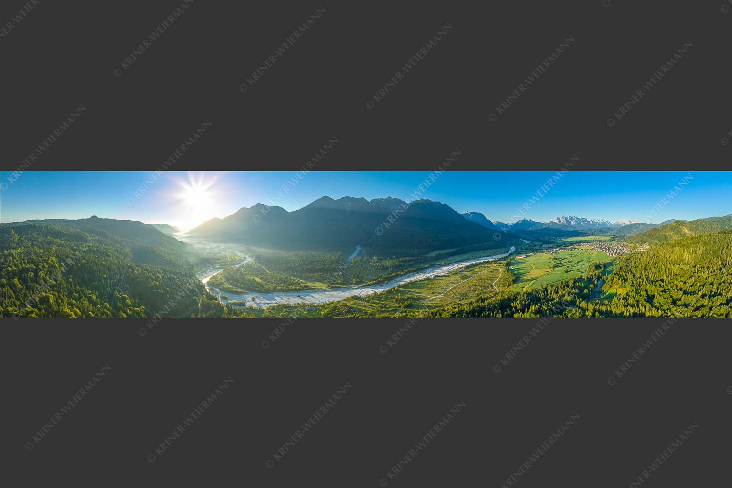Blick über die Isar, Wallgau und Krün zum Karwendel- Wetterstein- und Estergebirge - Das Obere Isartal III 5:1  -- Isar Sonnenaufgang Vorderriß Wallgau - mehr Infos bei www.Kriner-Weiermann.de