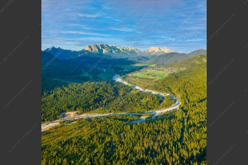 Blick über die Isar, Wallgau und Krün zum Wettersteingebirge - Das Obere Isartal 1:1  -- Isar mit Wallgau Krün und Wetterstein - mehr Infos bei www.Kriner-Weiermann.de