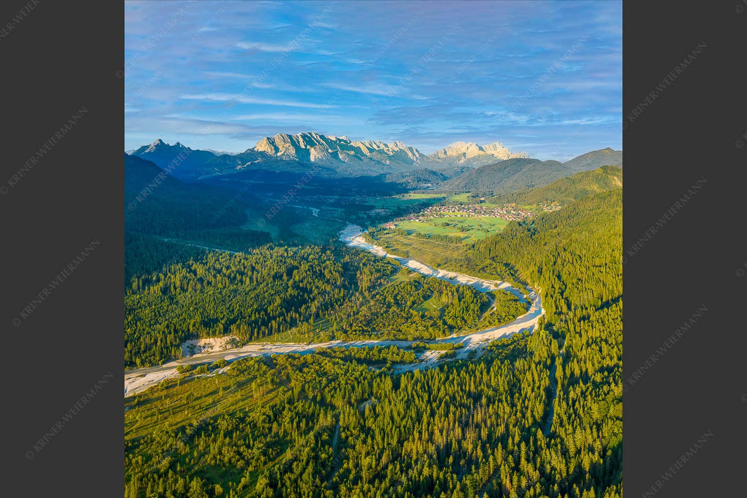 Blick über die Isar, Wallgau und Krün zum Wettersteingebirge - Das Obere Isartal 1:1 -- Isar mit Wallgau Krün und Wetterstein - mehr Infos bei www.Kriner-Weiermann.de