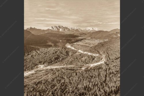 Blick über die Isar, Wallgau und Krün zum Wettersteingebirge - Das Obere Isartal 1:1 sepia -- Isar mit Wallgau Krün und Wetterstein - mehr Infos bei www.Kriner-Weiermann.de
