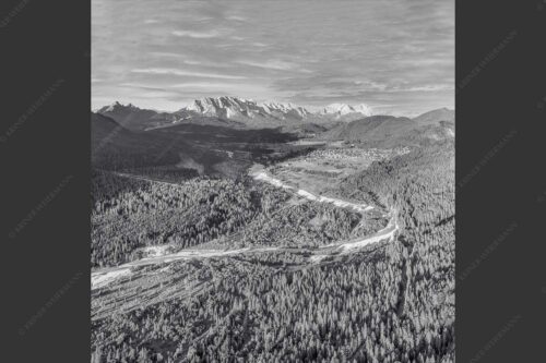 Blick über die Isar, Wallgau und Krün zum Wettersteingebirge - Das Obere Isartal 1:1 sw -- Isar mit Wallgau Krün und Wetterstein - mehr Infos bei www.Kriner-Weiermann.de