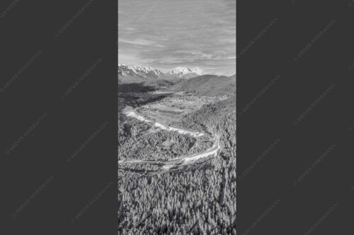 Blick über die Isar, Wallgau und Krün zum Wettersteingebirge - Das Obere Isartal 1:2 sw -- Isar mit Wallgau Krün und Wetterstein - mehr Infos bei www.Kriner-Weiermann.de