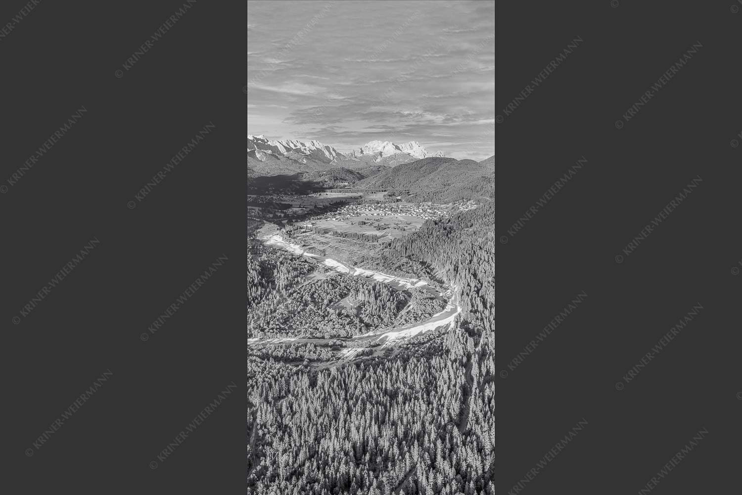 Blick über die Isar, Wallgau und Krün zum Wettersteingebirge - Das Obere Isartal 1:2 sw -- Isar mit Wallgau Krün und Wetterstein - mehr Infos bei www.Kriner-Weiermann.de
