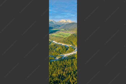 Blick über die Isar, Wallgau und Krün zum Wettersteingebirge - Das Obere Isartal 1:3  -- Isar mit Wallgau Krün und Wetterstein - mehr Infos bei www.Kriner-Weiermann.de