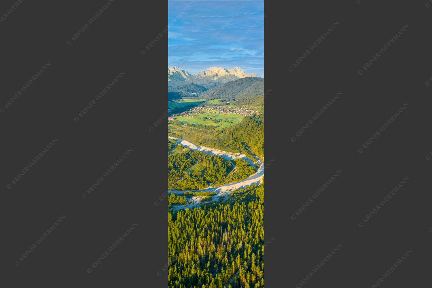 Blick über die Isar, Wallgau und Krün zum Wettersteingebirge - Das Obere Isartal 1:3  -- Isar mit Wallgau Krün und Wetterstein - mehr Infos bei www.Kriner-Weiermann.de