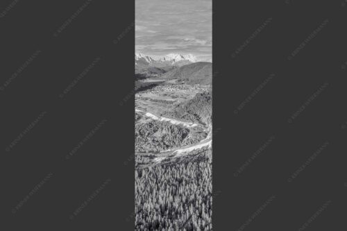 Blick über die Isar, Wallgau und Krün zum Wettersteingebirge - Das Obere Isartal 1:3 sw -- Isar mit Wallgau Krün und Wetterstein - mehr Infos bei www.Kriner-Weiermann.de