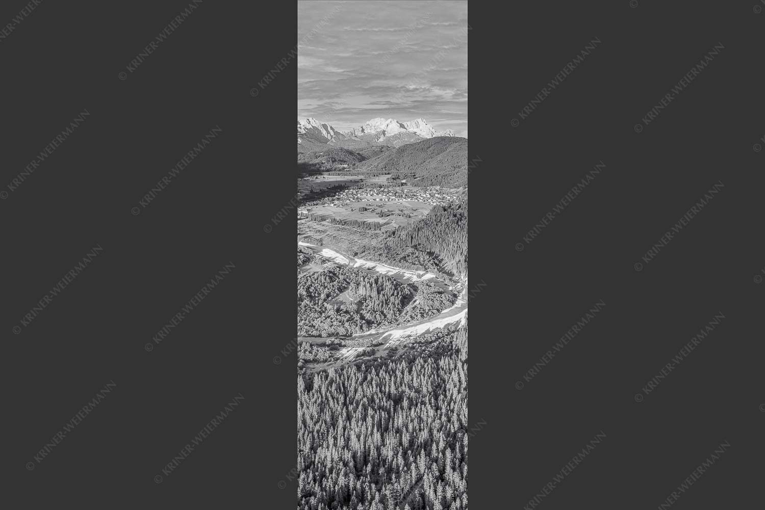 Blick über die Isar, Wallgau und Krün zum Wettersteingebirge - Das Obere Isartal 1:3 sw -- Isar mit Wallgau Krün und Wetterstein - mehr Infos bei www.Kriner-Weiermann.de