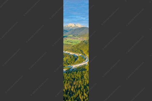 Blick über die Isar, Wallgau und Krün zum Wettersteingebirge - Das Obere Isartal 1:4  -- Isar mit Wallgau Krün und Wetterstein - mehr Infos bei www.Kriner-Weiermann.de