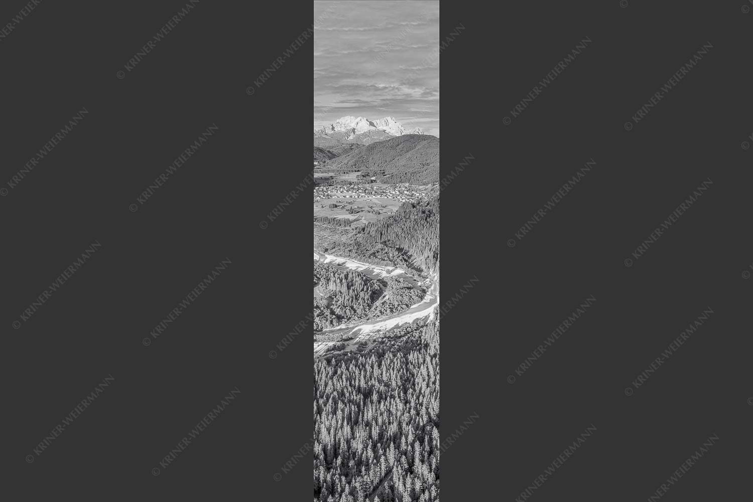 Blick über die Isar, Wallgau und Krün zum Wettersteingebirge - Das Obere Isartal 1:4 sw -- Isar mit Wallgau Krün und Wetterstein - mehr Infos bei www.Kriner-Weiermann.de