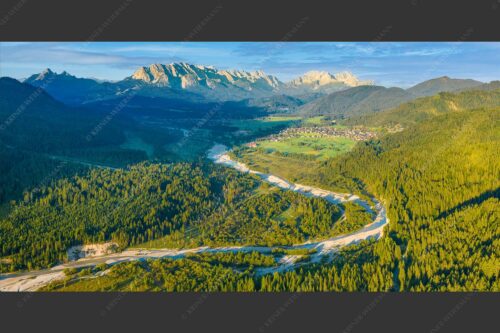 Blick über die Isar, Wallgau und Krün zum Wettersteingebirge - Das Obere Isartal 2:1  -- Isar mit Wallgau Krün und Wetterstein - mehr Infos bei www.Kriner-Weiermann.de