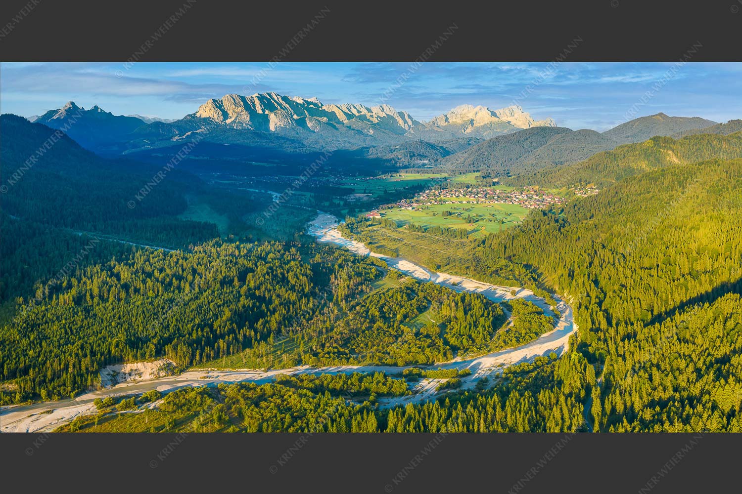 Blick über die Isar, Wallgau und Krün zum Wettersteingebirge - Das Obere Isartal 2:1 -- Isar mit Wallgau Krün und Wetterstein - mehr Infos bei www.Kriner-Weiermann.de