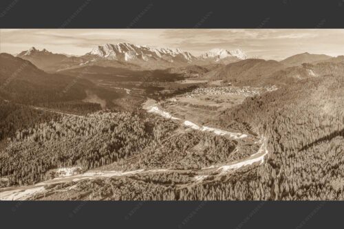 Blick über die Isar, Wallgau und Krün zum Wettersteingebirge - Das Obere Isartal 2:1 sepia -- Isar mit Wallgau Krün und Wetterstein - mehr Infos bei www.Kriner-Weiermann.de