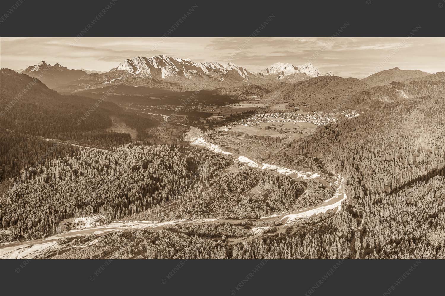 Blick über die Isar, Wallgau und Krün zum Wettersteingebirge - Das Obere Isartal 2:1 sepia -- Isar mit Wallgau Krün und Wetterstein - mehr Infos bei www.Kriner-Weiermann.de