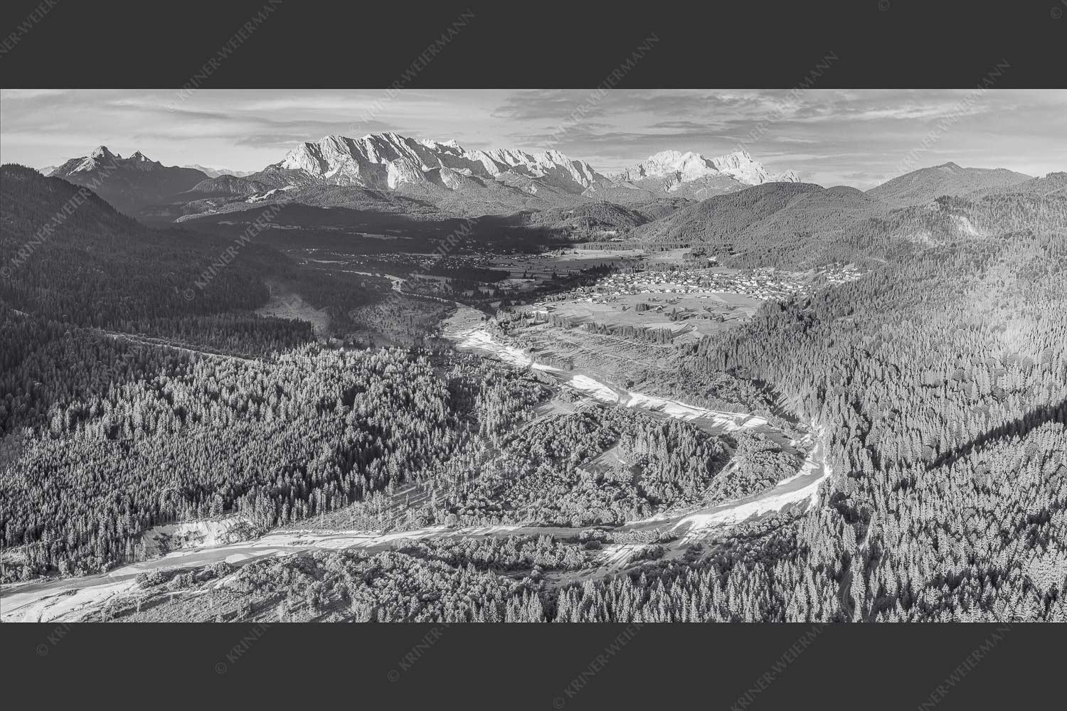 Blick über die Isar, Wallgau und Krün zum Wettersteingebirge - Das Obere Isartal 2:1 sw -- Isar mit Wallgau Krün und Wetterstein - mehr Infos bei www.Kriner-Weiermann.de