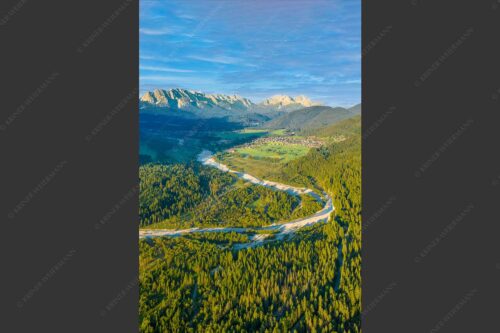 Blick über die Isar, Wallgau und Krün zum Wettersteingebirge - Das Obere Isartal 2:3  -- Isar mit Wallgau Krün und Wetterstein - mehr Infos bei www.Kriner-Weiermann.de