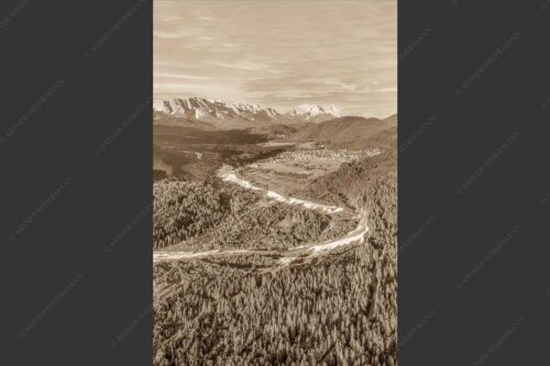 Blick über die Isar, Wallgau und Krün zum Wettersteingebirge - Das Obere Isartal 2:3 sepia -- Isar mit Wallgau Krün und Wetterstein - mehr Infos bei www.Kriner-Weiermann.de