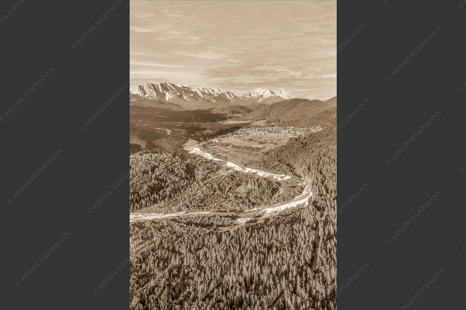Blick über die Isar, Wallgau und Krün zum Wettersteingebirge - Das Obere Isartal 2:3 sepia -- Isar mit Wallgau Krün und Wetterstein - mehr Infos bei www.Kriner-Weiermann.de