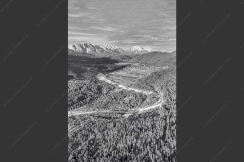 Blick über die Isar, Wallgau und Krün zum Wettersteingebirge - Das Obere Isartal 2:3 sw -- Isar mit Wallgau Krün und Wetterstein - mehr Infos bei www.Kriner-Weiermann.de