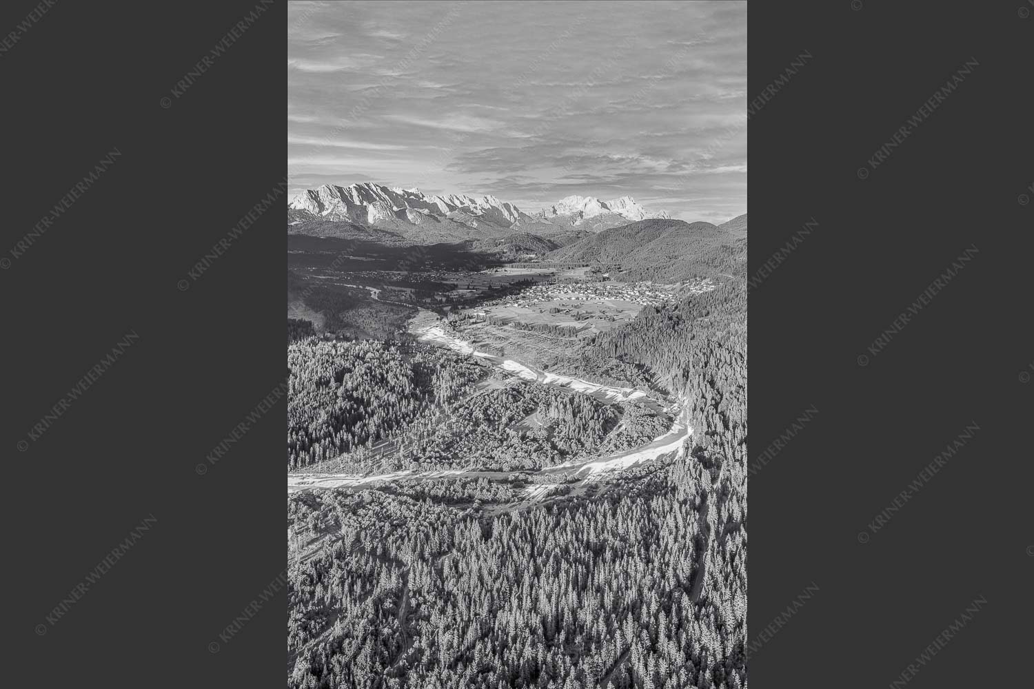 Blick über die Isar, Wallgau und Krün zum Wettersteingebirge - Das Obere Isartal 2:3 sw -- Isar mit Wallgau Krün und Wetterstein - mehr Infos bei www.Kriner-Weiermann.de