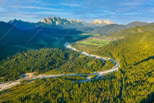 Blick über die Isar, Wallgau und Krün zum Wettersteingebirge - Das Obere Isartal 3:2  -- Isar mit Wallgau Krün und Wetterstein - mehr Infos bei www.Kriner-Weiermann.de