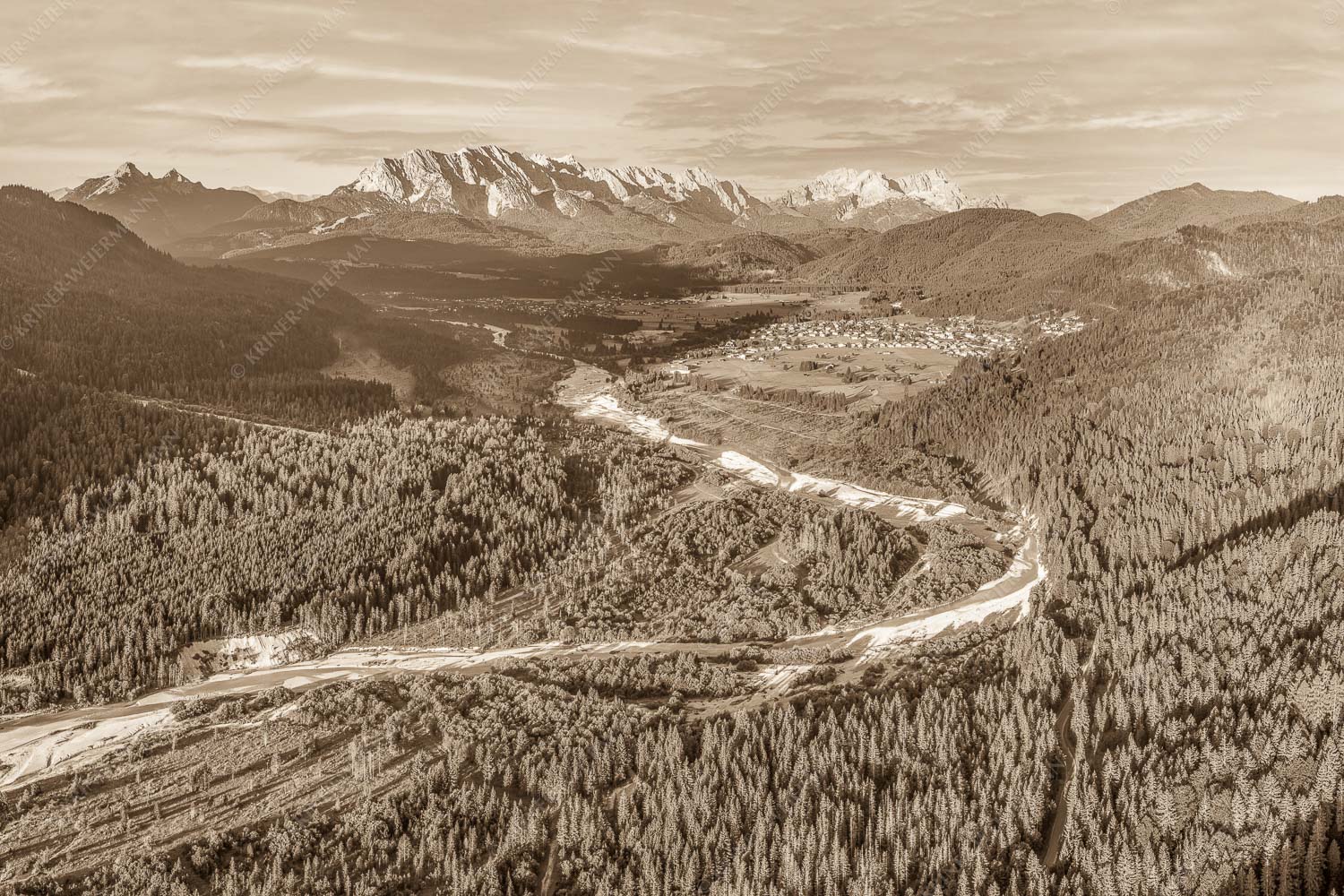 Blick über die Isar, Wallgau und Krün zum Wettersteingebirge - Das Obere Isartal 3:2 sepia -- Isar mit Wallgau Krün und Wetterstein - mehr Infos bei www.Kriner-Weiermann.de